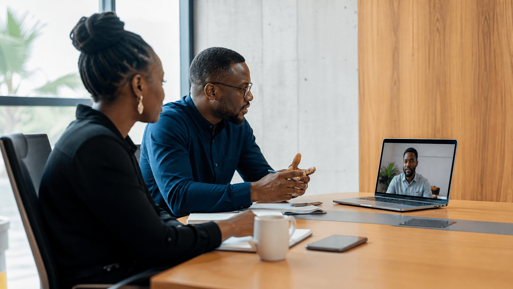 Partenaires échangeant à distance avec une équipe digitale à Lomé